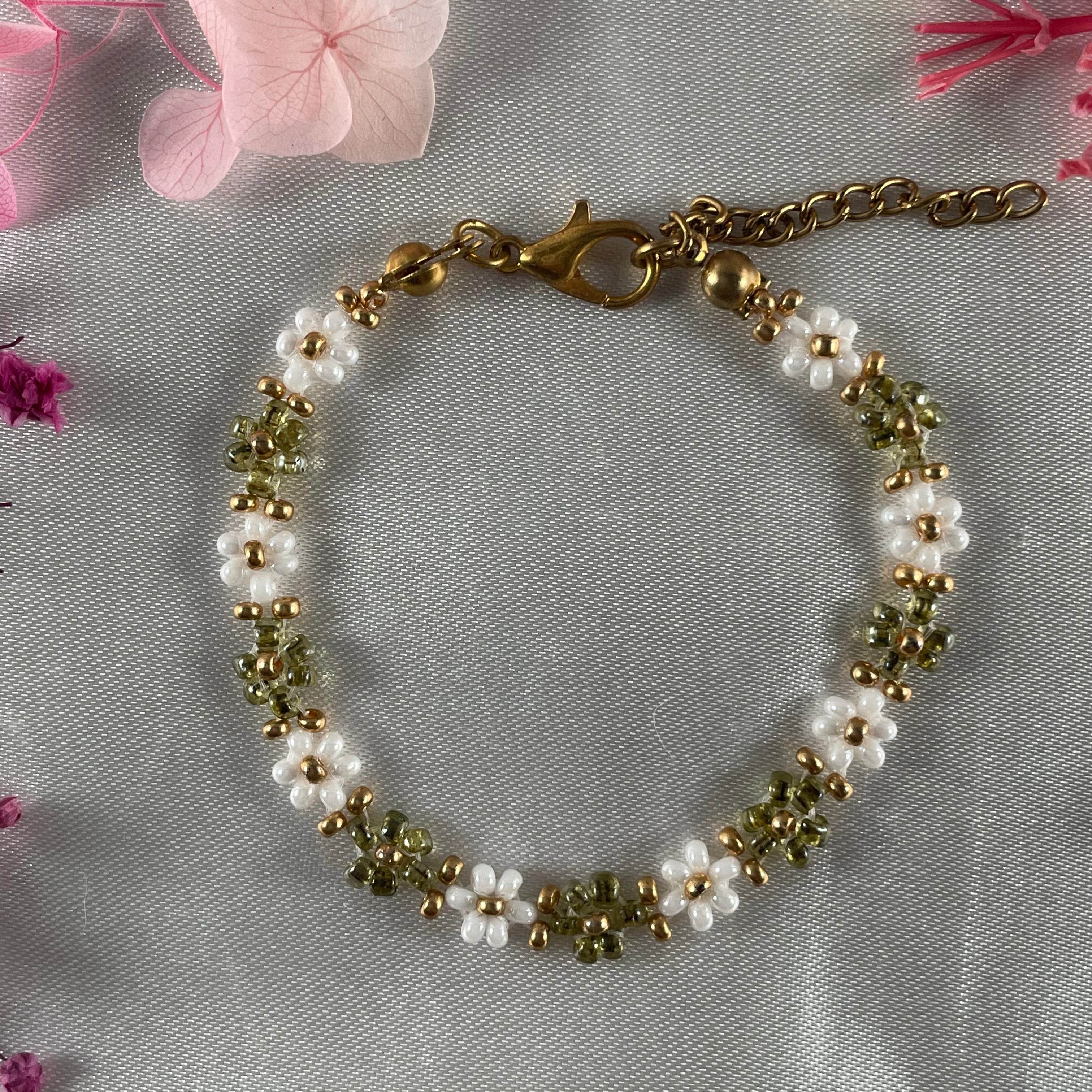 Daisy Flowers bracelet | Olives green and white with Golden seed bead finishing - Fatatun