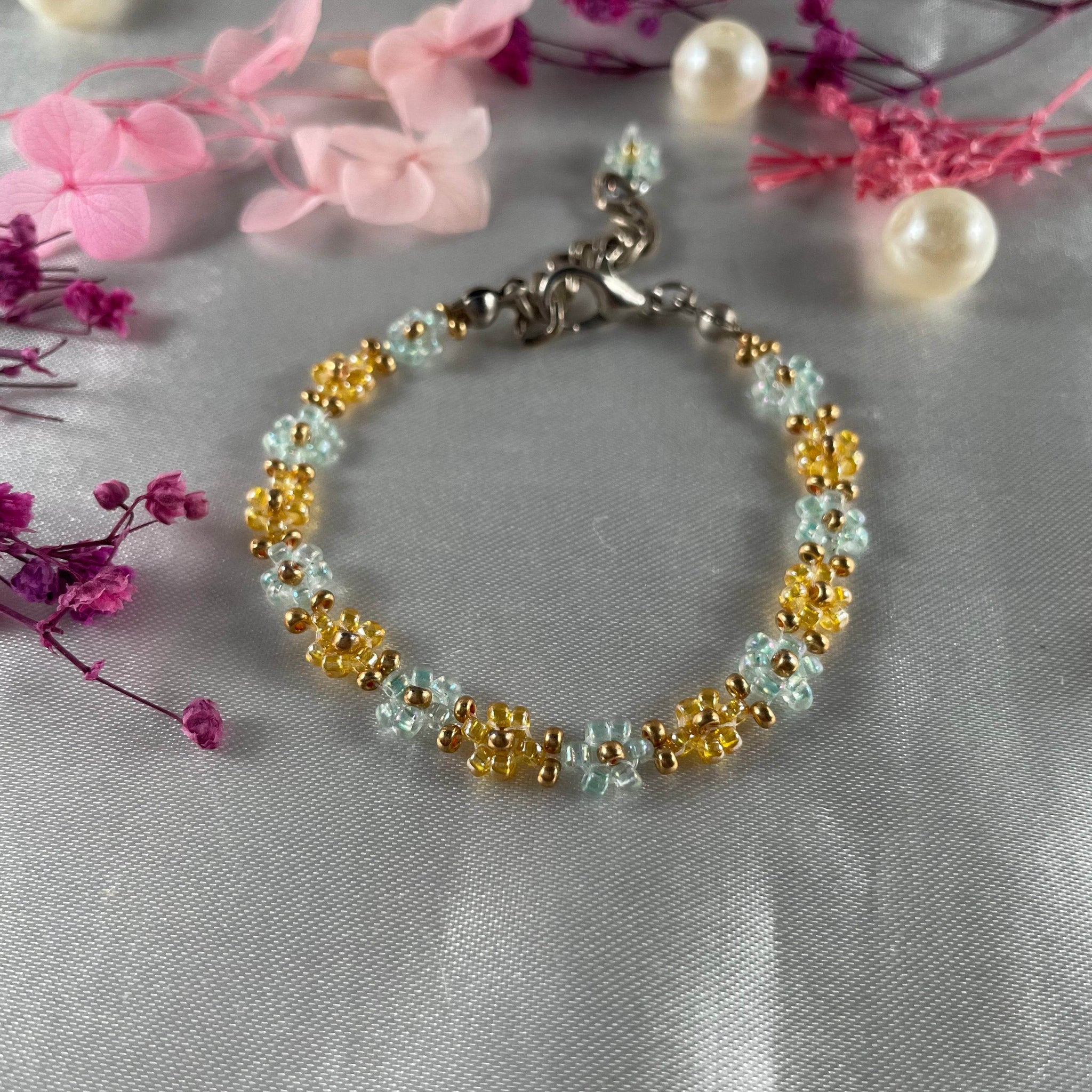 Daisy Flowers bracelet, Golden and Light green with Golden seed bead - Fatatun