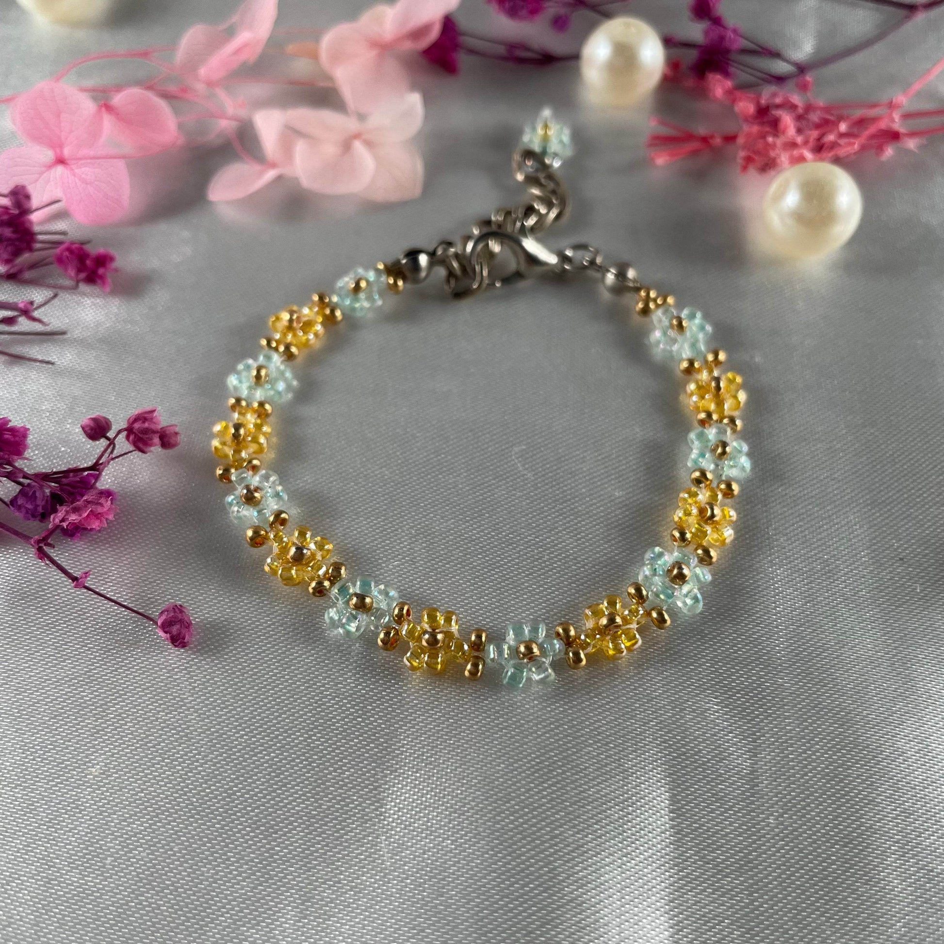 Daisy Flowers bracelet, Golden and Light green with Golden seed bead - Fatatun