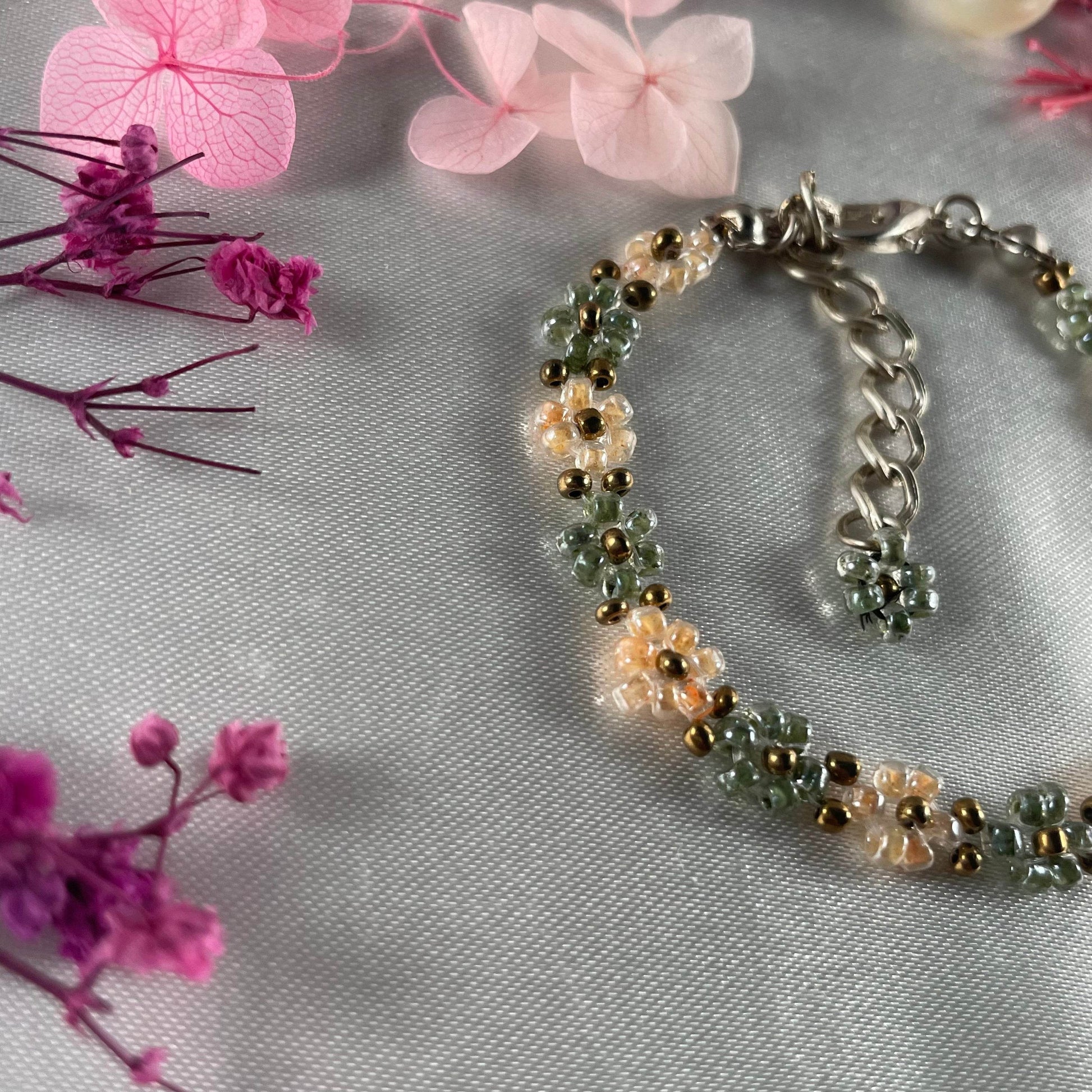 Daisy Flowers bracelet | Olives green and peach with Golden seed bead finishing - Fatatun