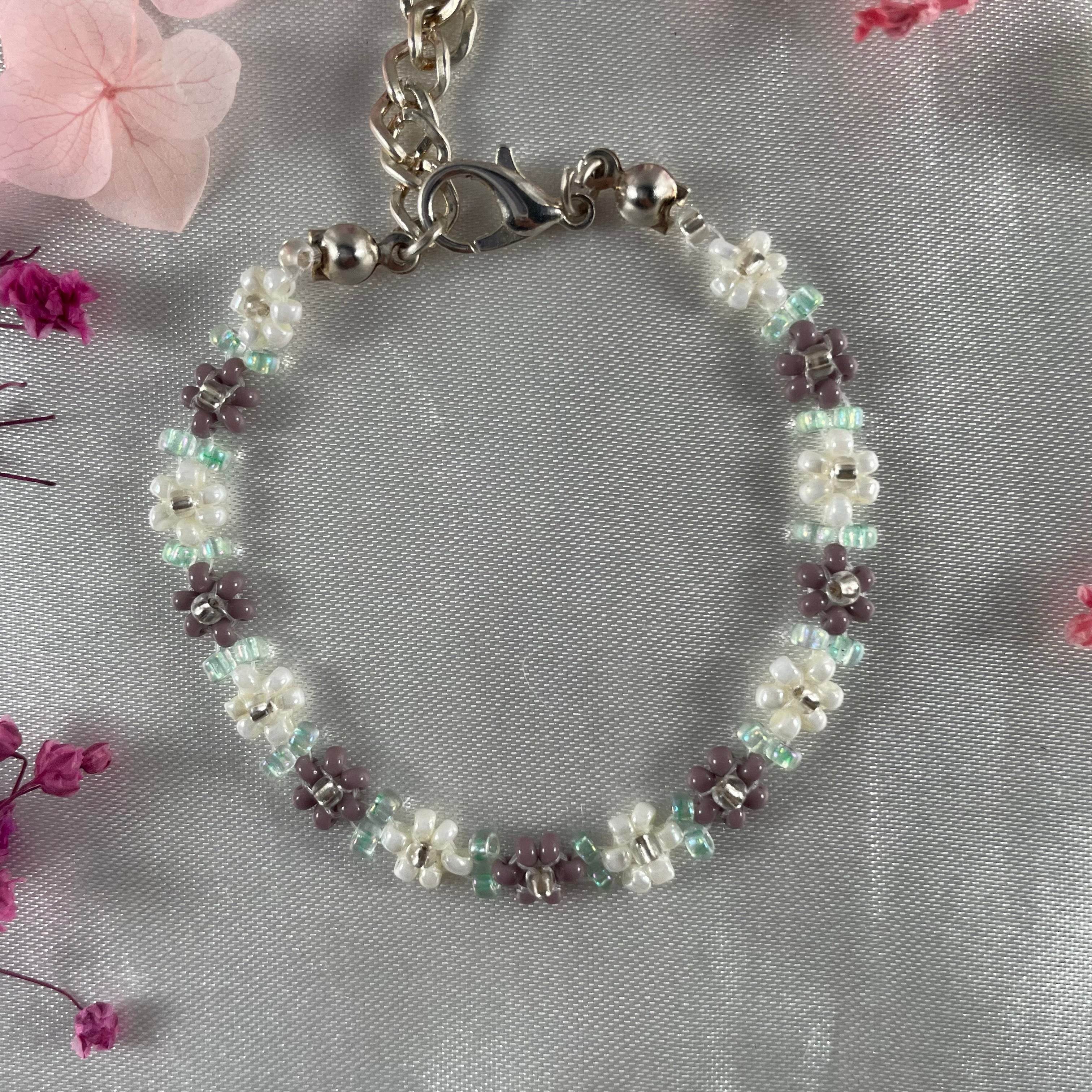 Daisy Flowers bracelet| Opaque pastel Mauve & Off-White with light green finish - Fatatun