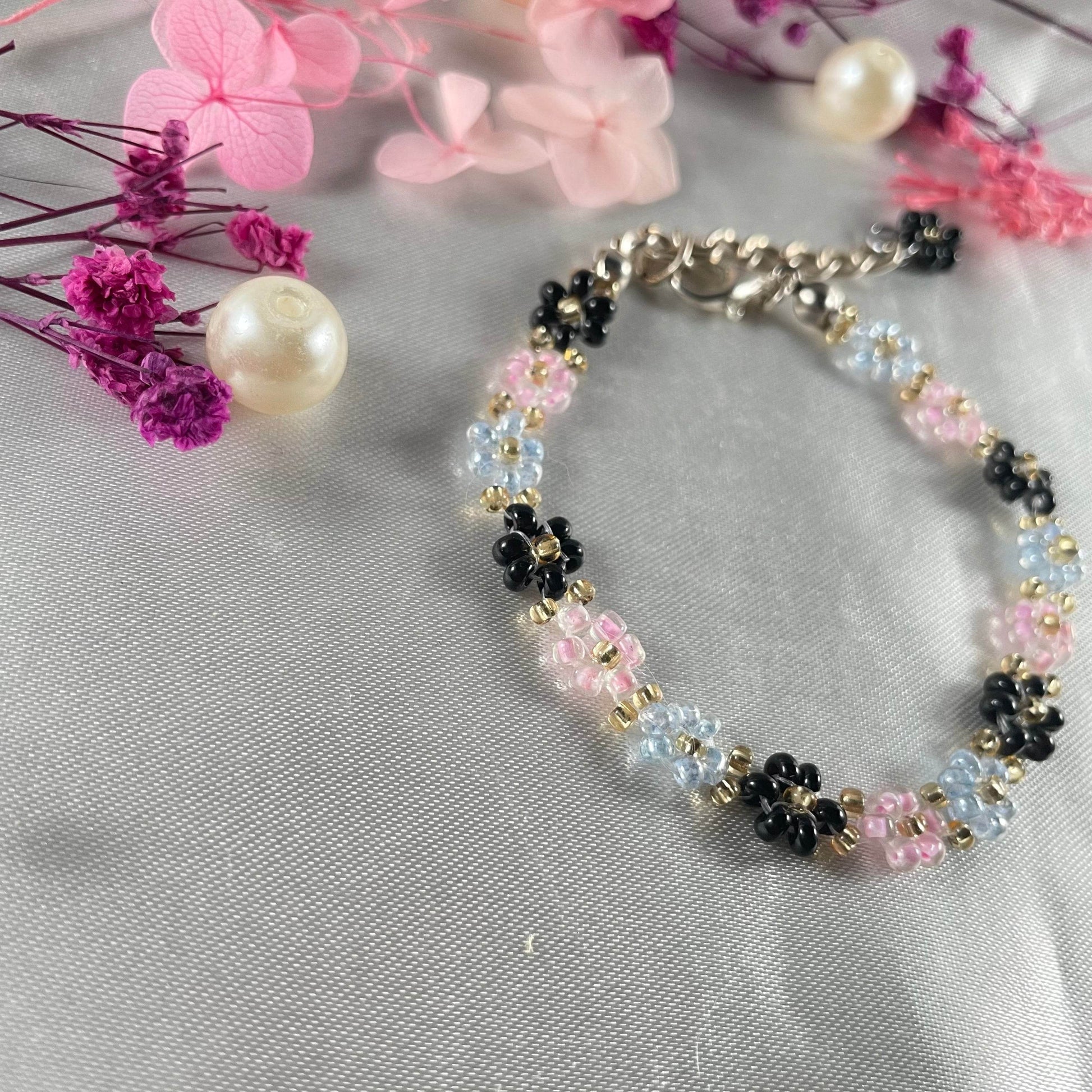 Daisy Flowers bracelet, made with rose Pink , Light Blue, black Colour, Golden bead finishing - Fatatun