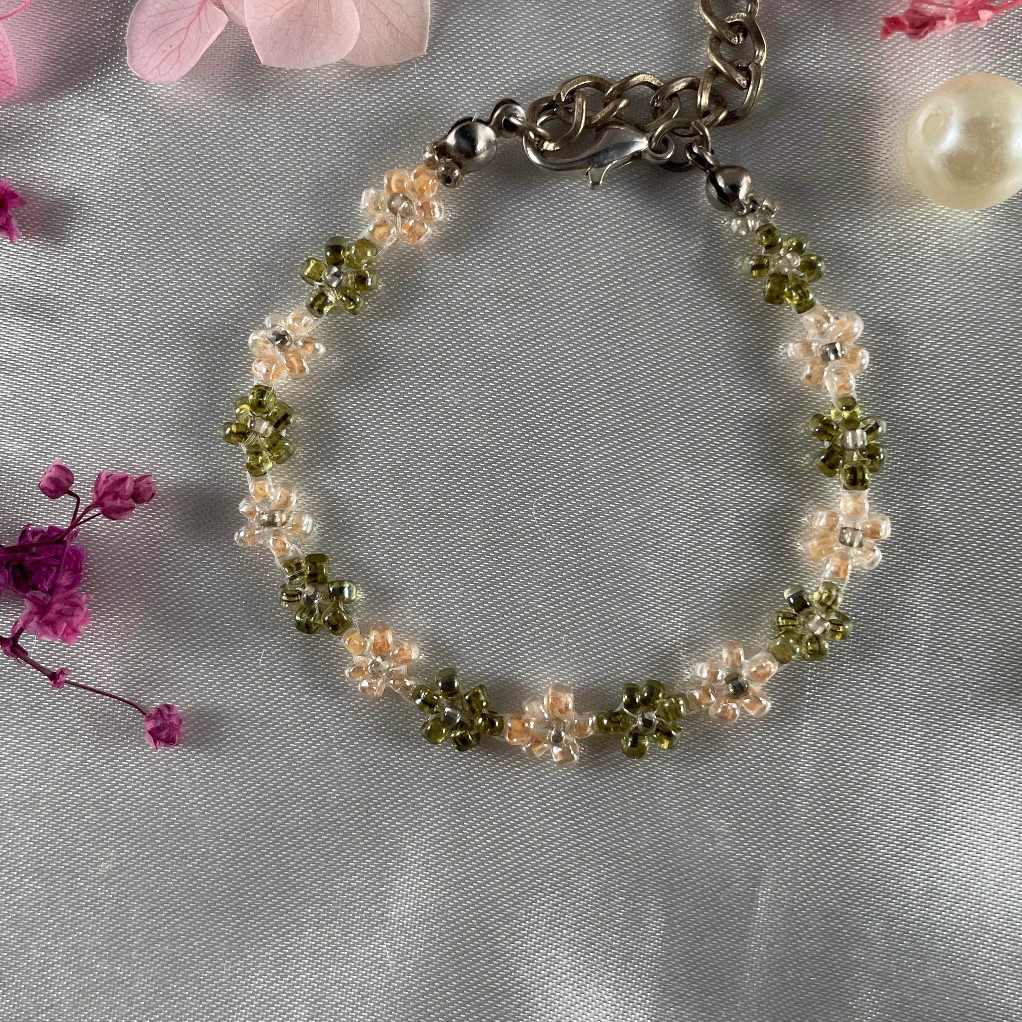 Daisy Flowers bracelet | Olives green and peach with silver seed bead finishing - Fatatun