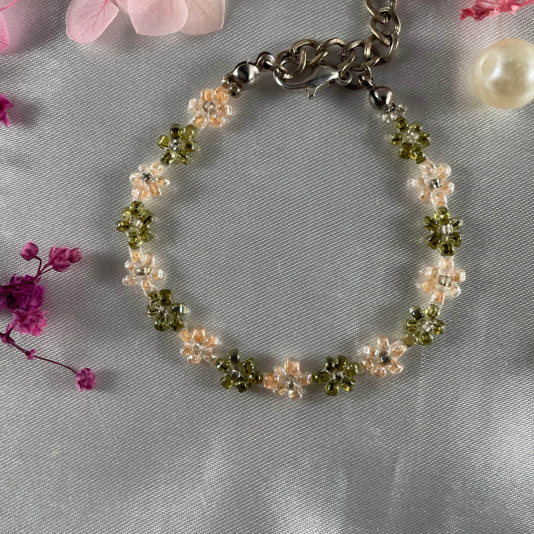 Daisy Flowers bracelet | Olives green and peach with silver seed bead finishing - Fatatun