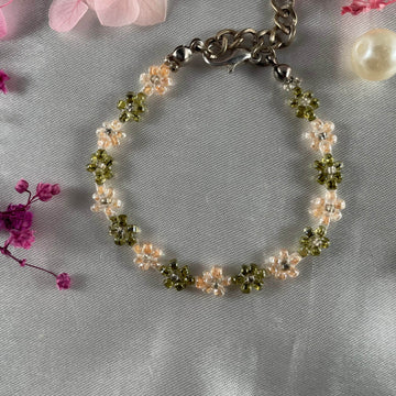 Daisy Flowers bracelet | Olives green and peach with silver seed bead finishing - Fatatun