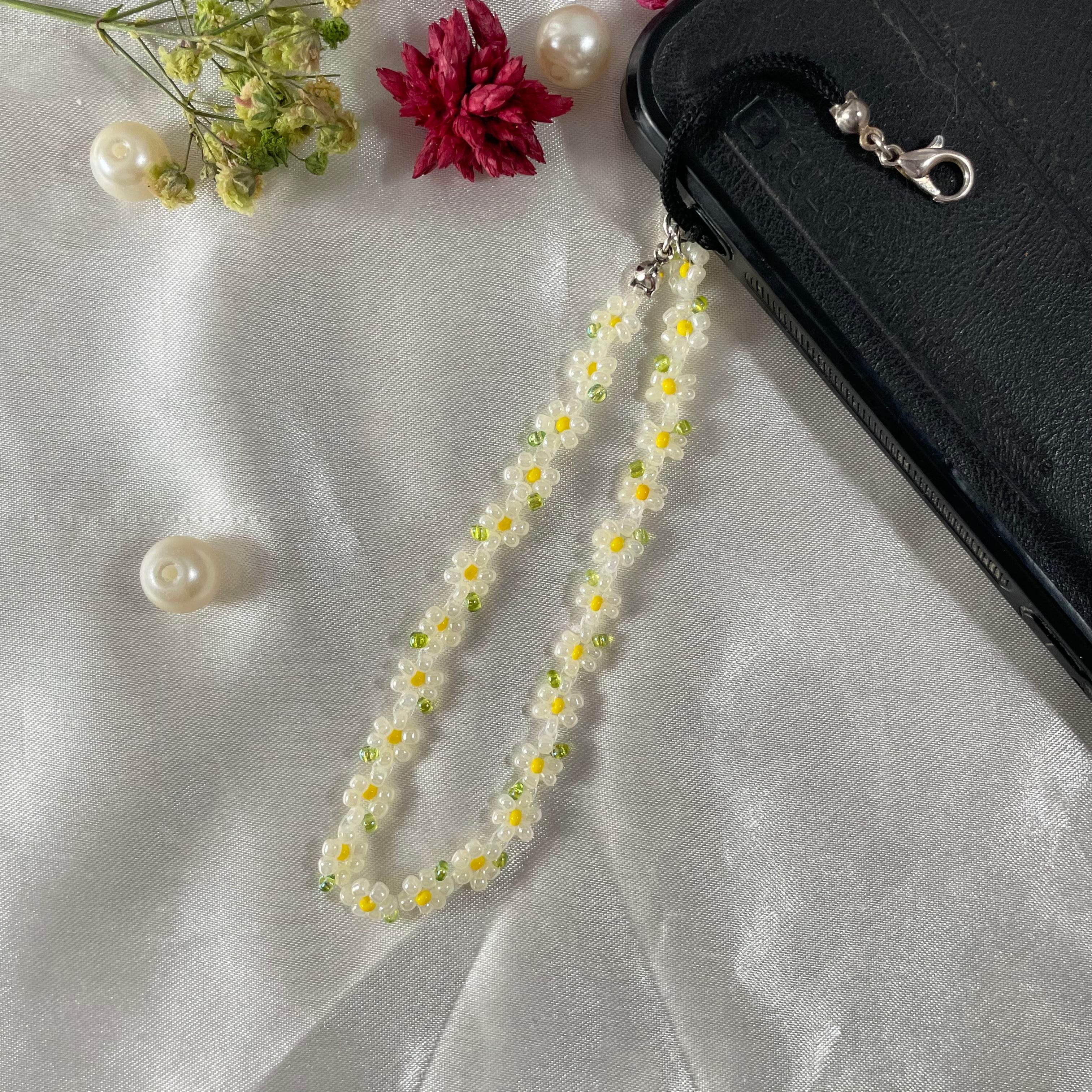 Phone Charm made with seed bead daisy - Fatatun