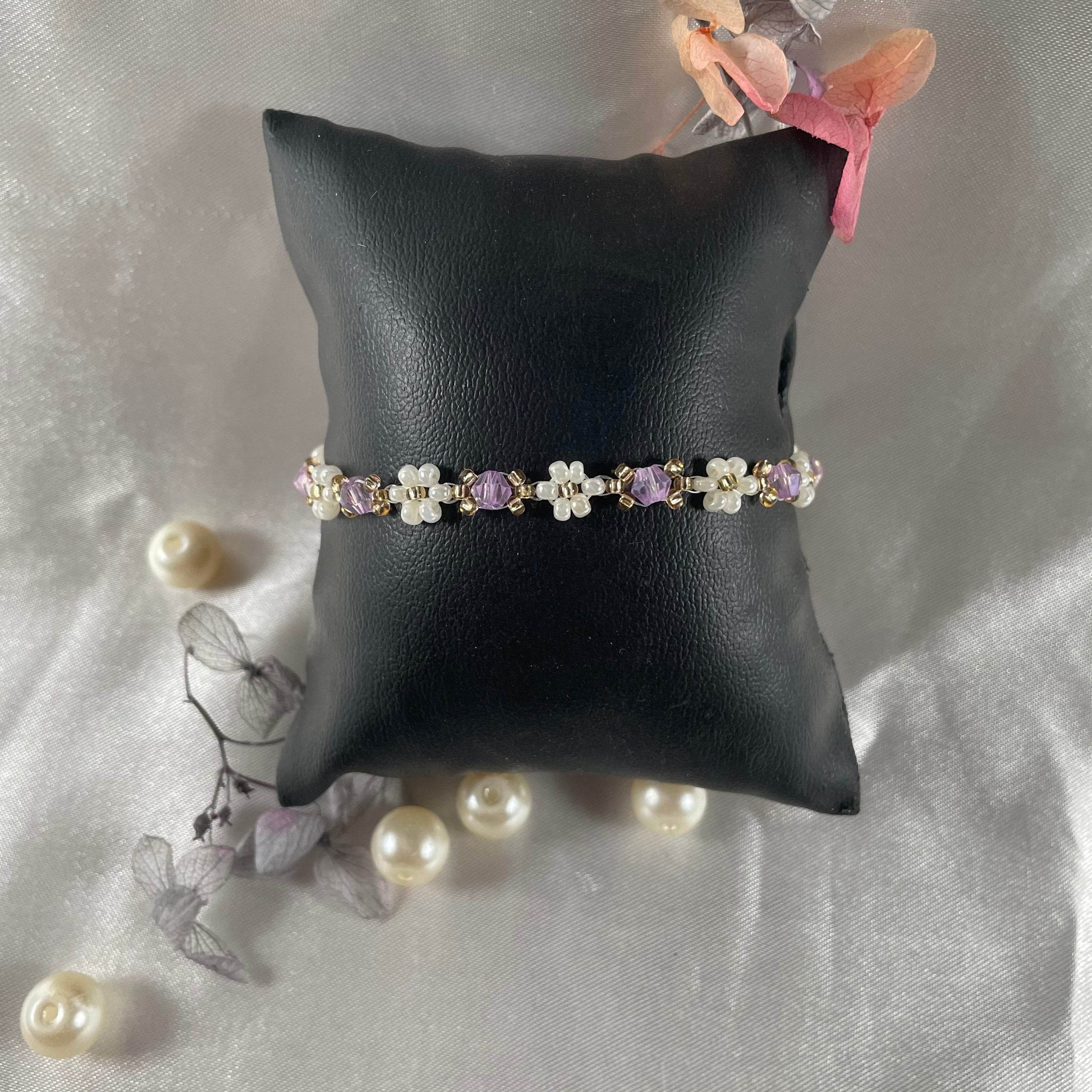 Daisy Flowers bracelet Bicon Crystal | Light Lavender Bicon Crystal with Off-White & golden seed beads - Fatatun