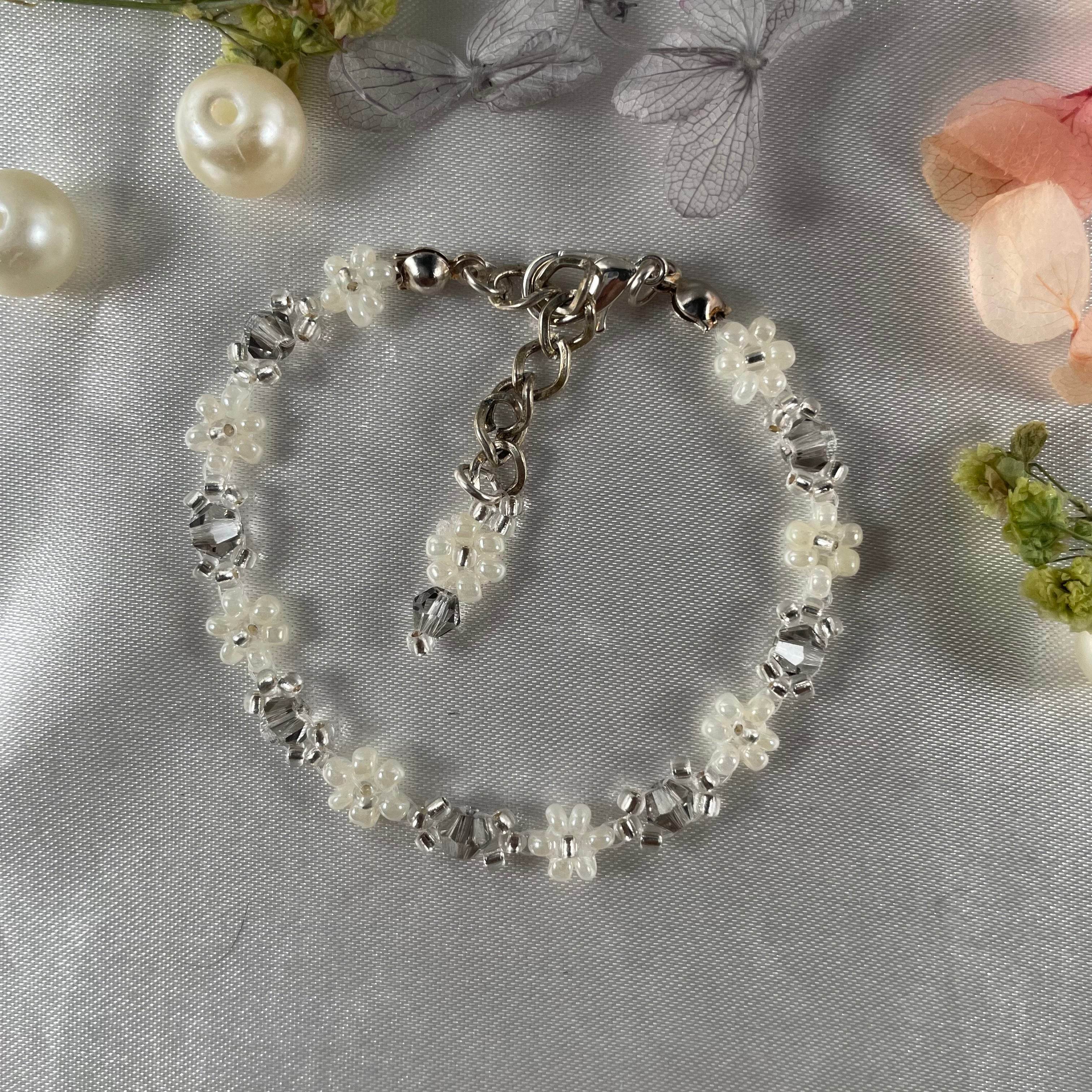 Daisy Flowers bracelet Bicon Crystal | Light grey and Off-white and Silver line seed beads - Fatatun