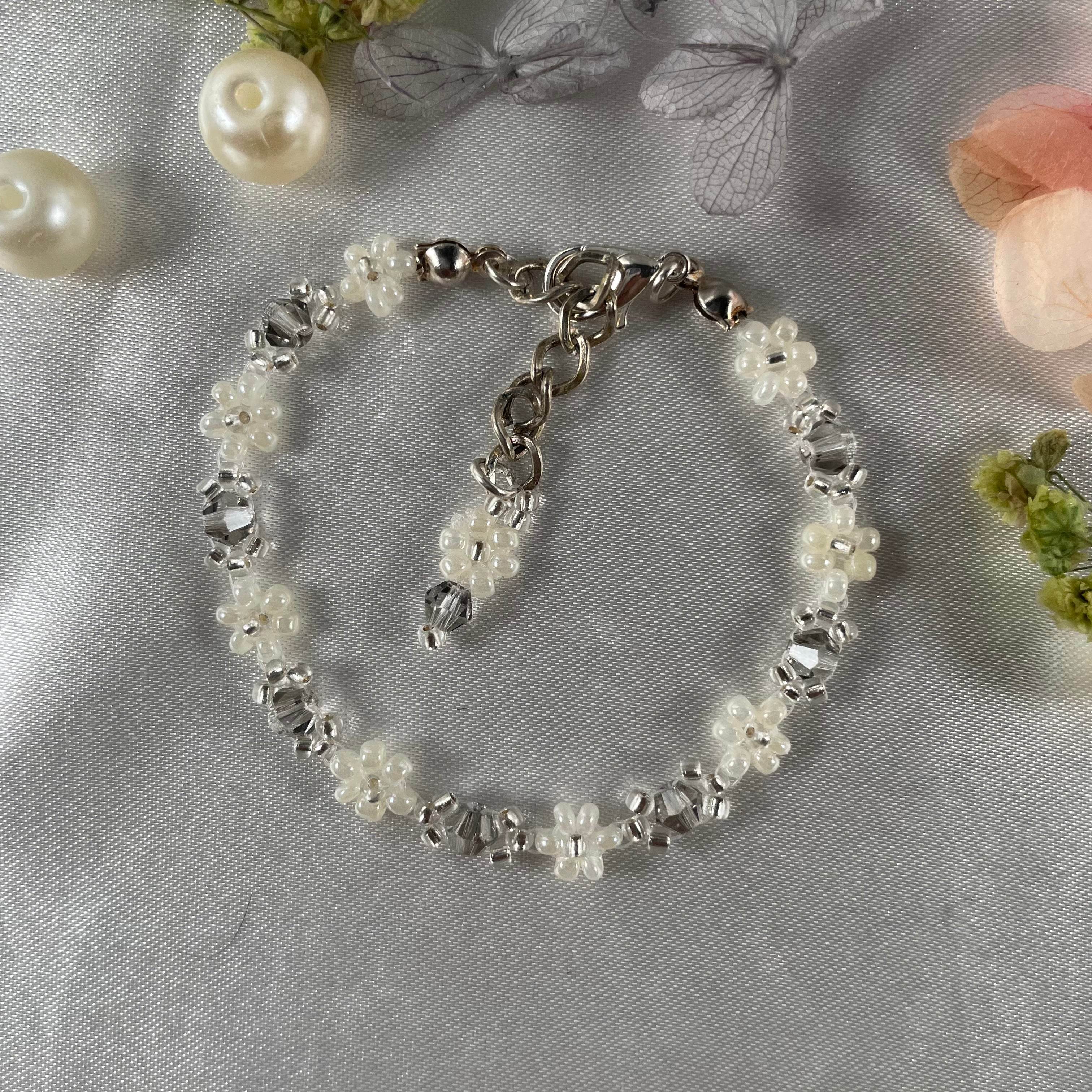 Daisy Flowers bracelet Bicon Crystal | Light grey and Off-white and Silver line seed beads - Fatatun