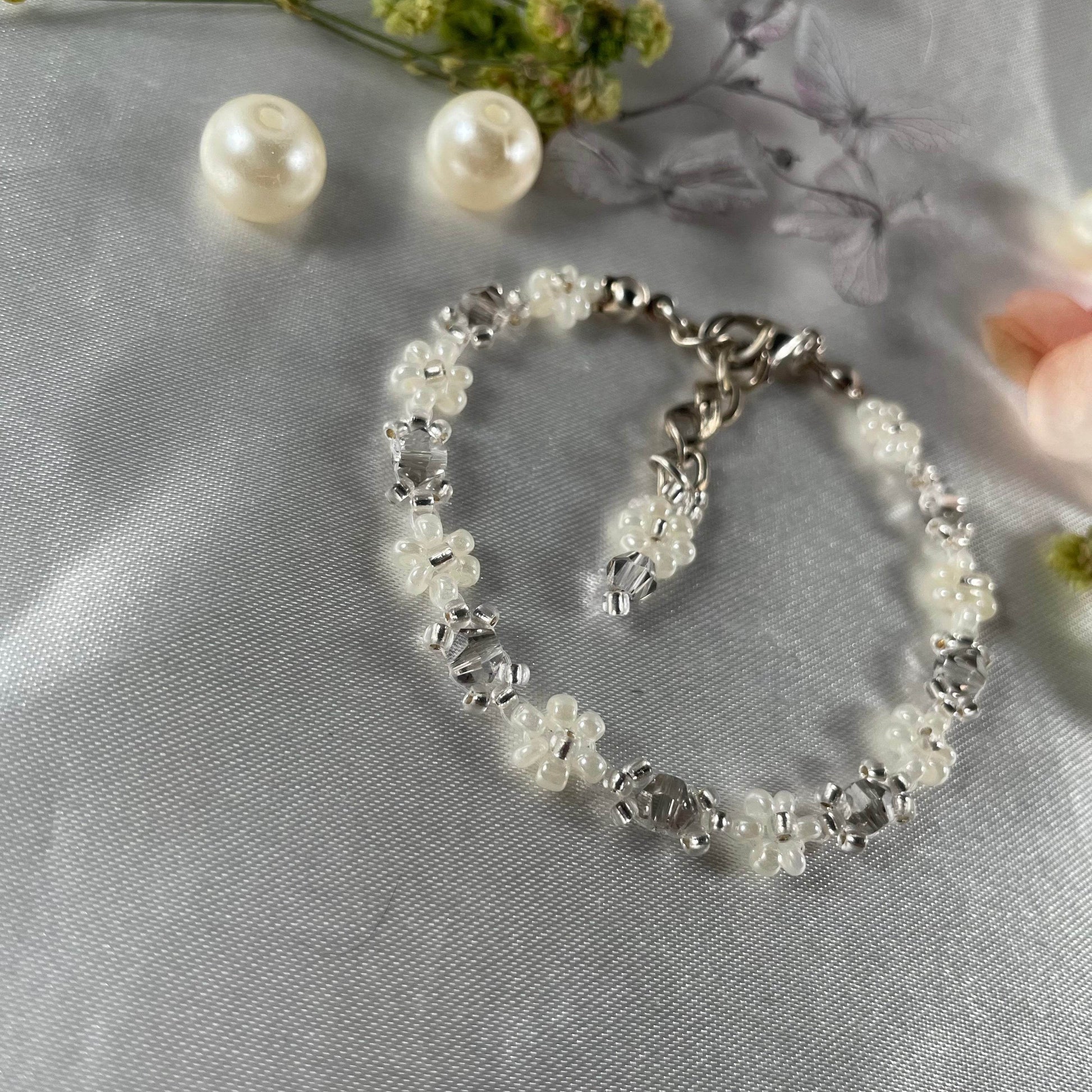Daisy Flowers bracelet Bicon Crystal | Light grey and Off-white and Silver line seed beads - Fatatun