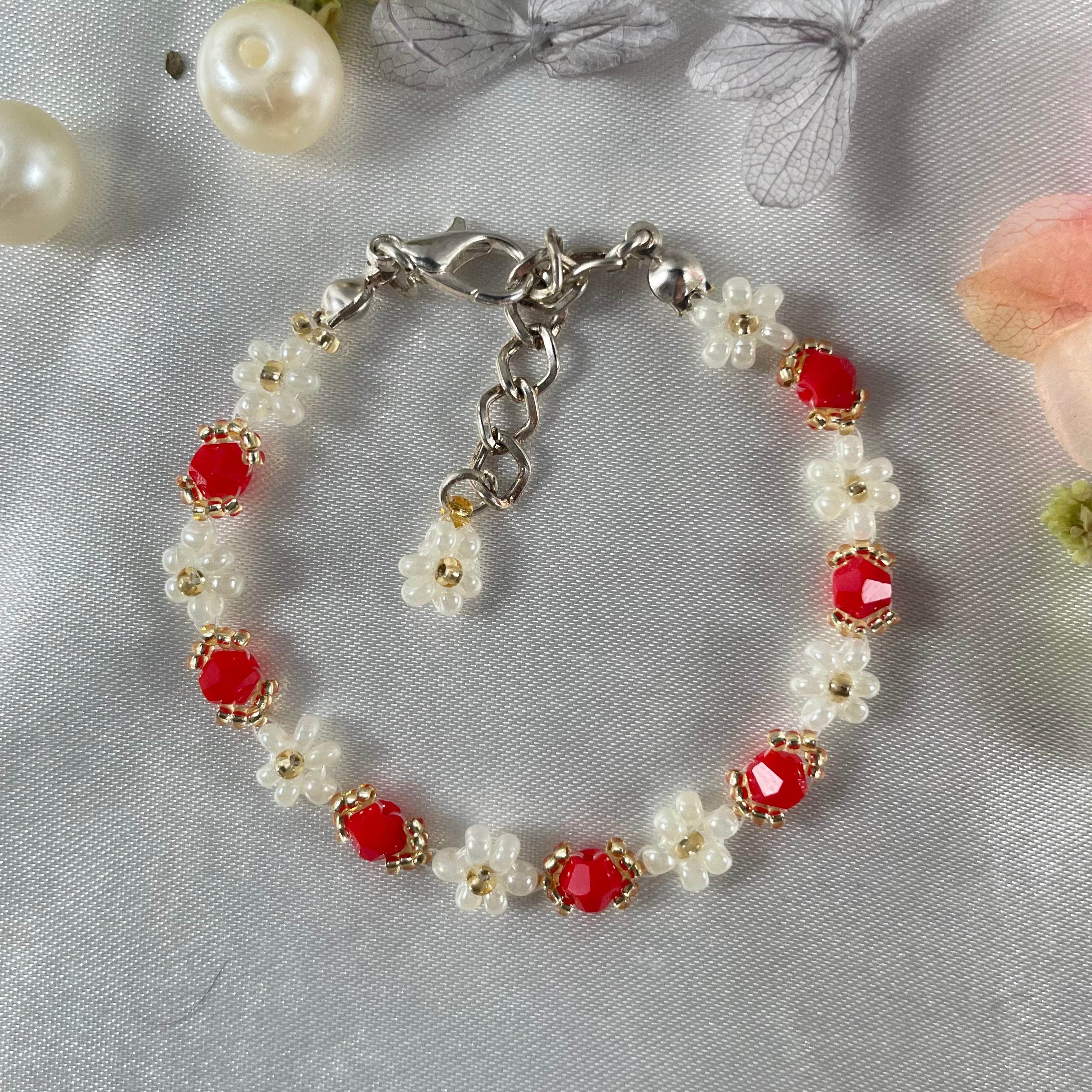 Daisy Flowers bracelet bicon Crystal | Opaque Red Bicon, Off-white & Golden seed beads - Fatatun
