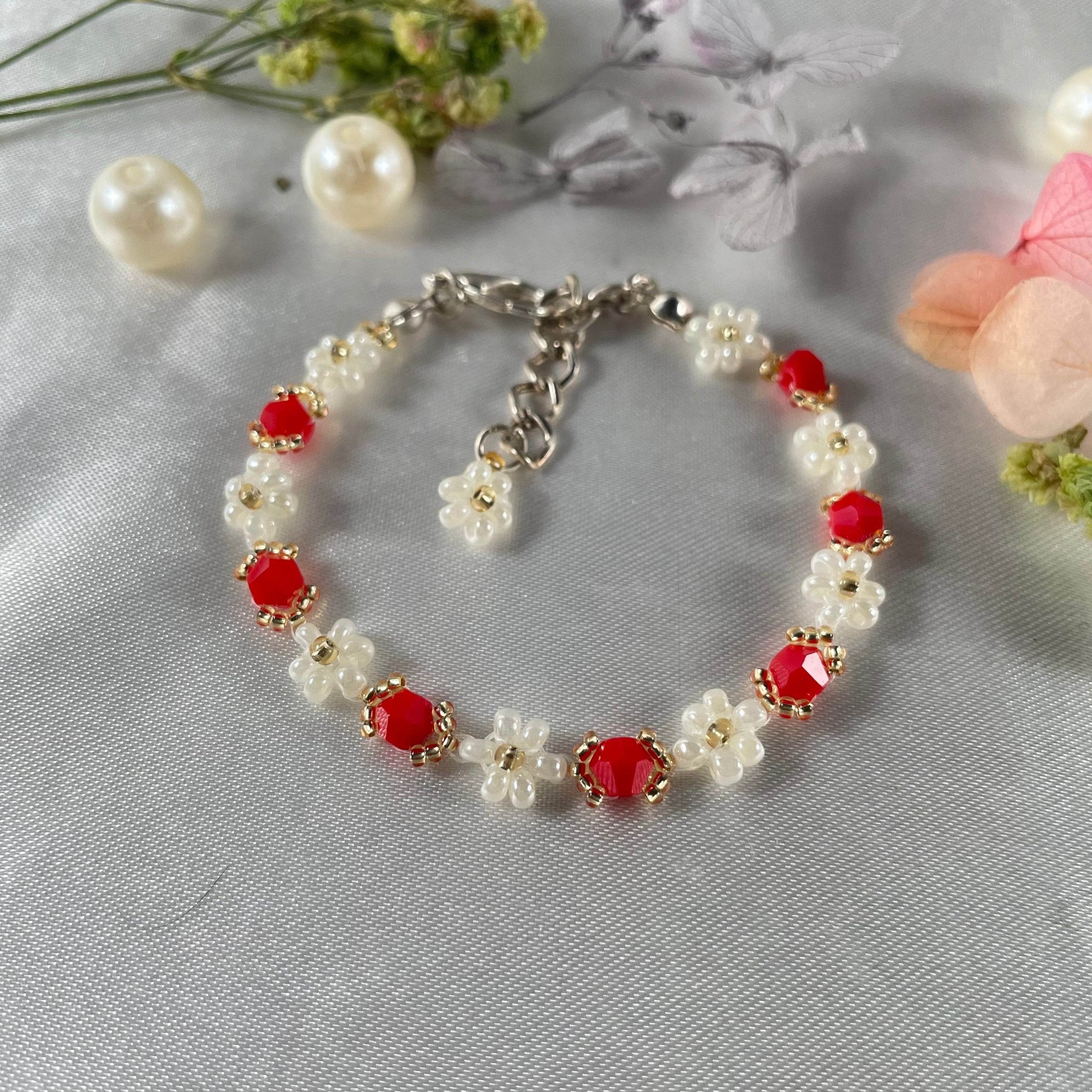 Daisy Flowers bracelet bicon Crystal | Opaque Red Bicon, Off-white & Golden seed beads - Fatatun