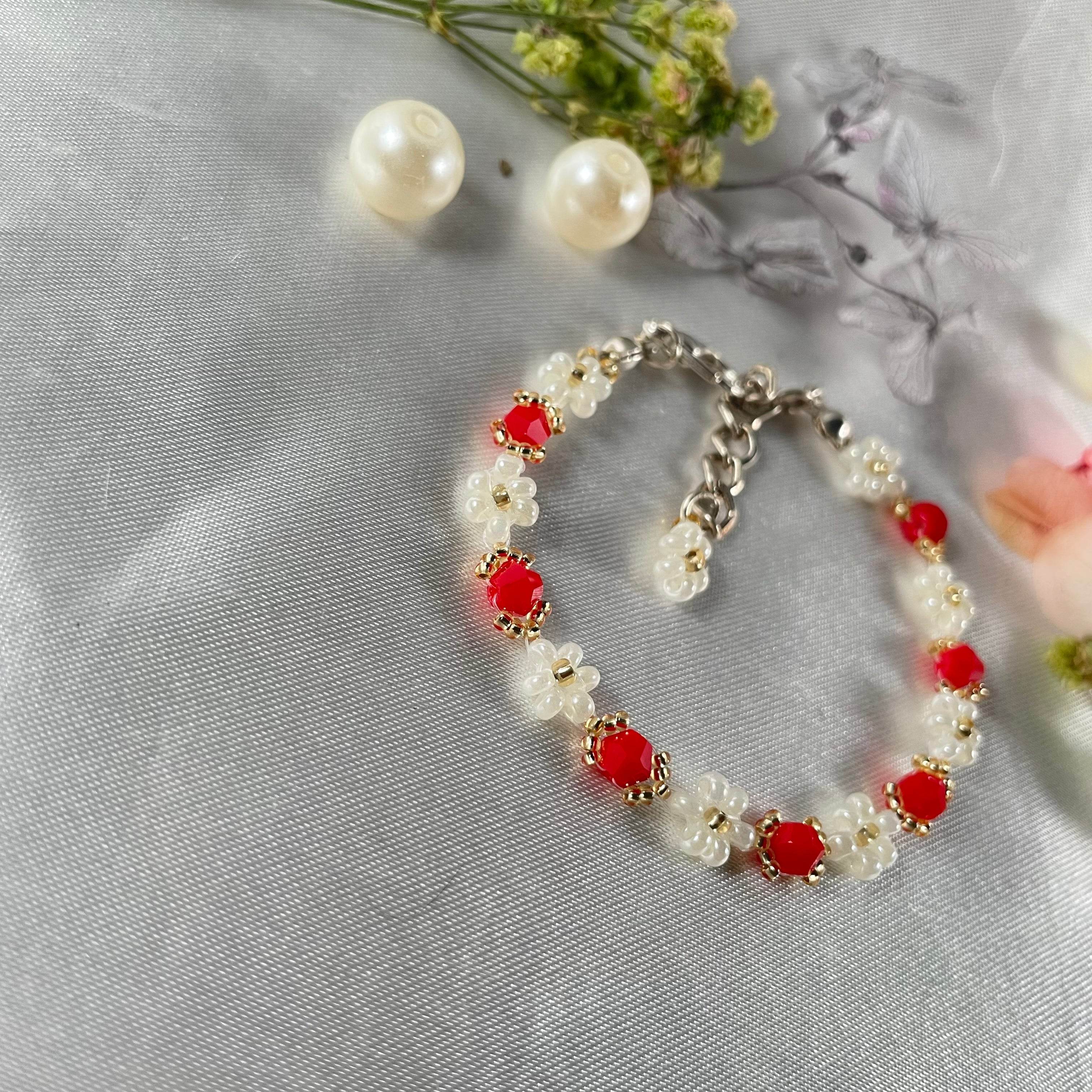 Daisy Flowers bracelet bicon Crystal | Opaque Red Bicon, Off-white & Golden seed beads - Fatatun