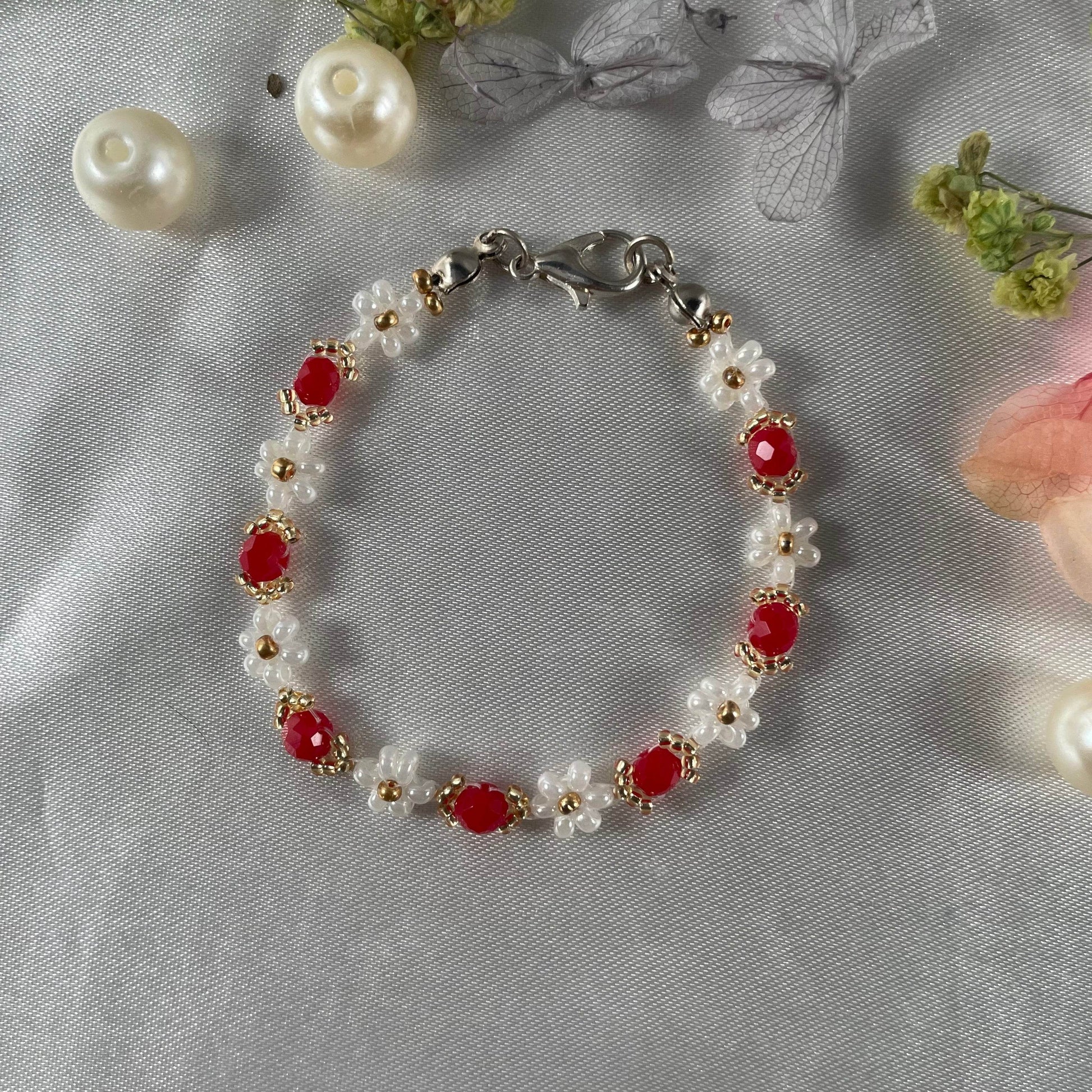 Daisy Flowers bracelet Rondella Crystal | opaque Red crystal with Off-white & golden seed beads - Fatatun