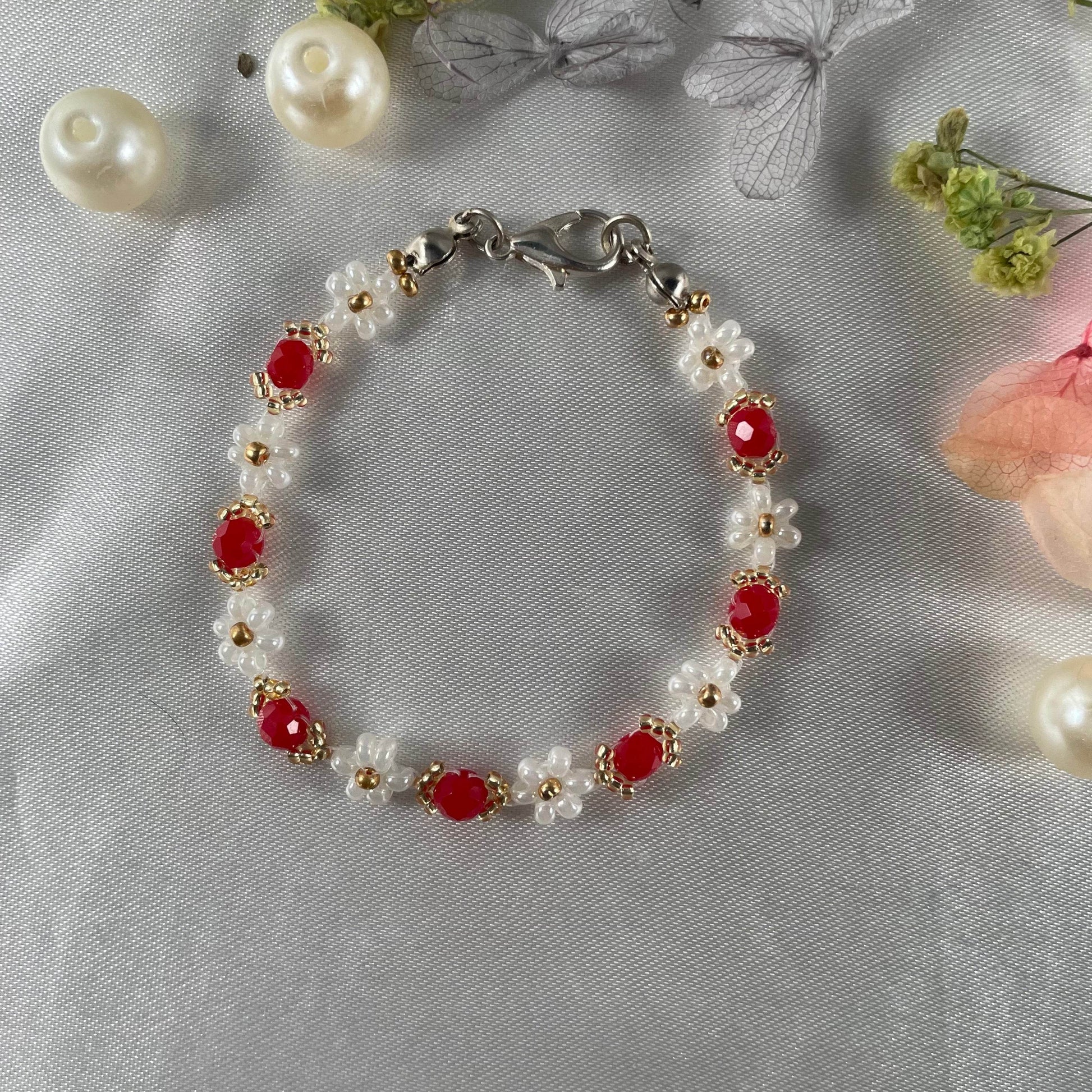 Daisy Flowers bracelet Rondella Crystal | opaque Red crystal with Off-white & golden seed beads - Fatatun