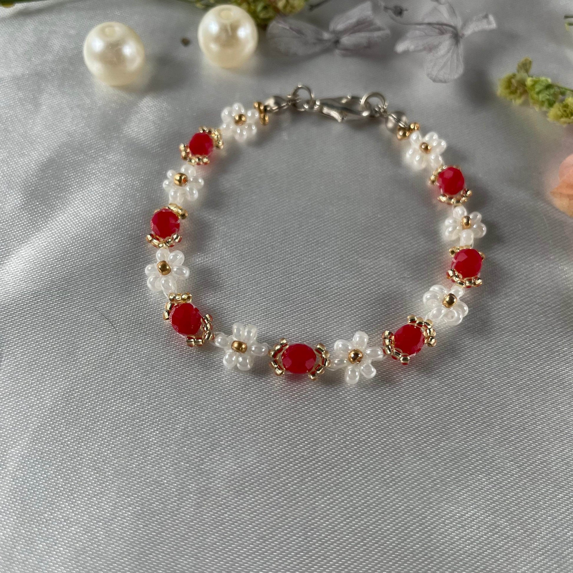 Daisy Flowers bracelet Rondella Crystal | opaque Red crystal with Off-white & golden seed beads - Fatatun