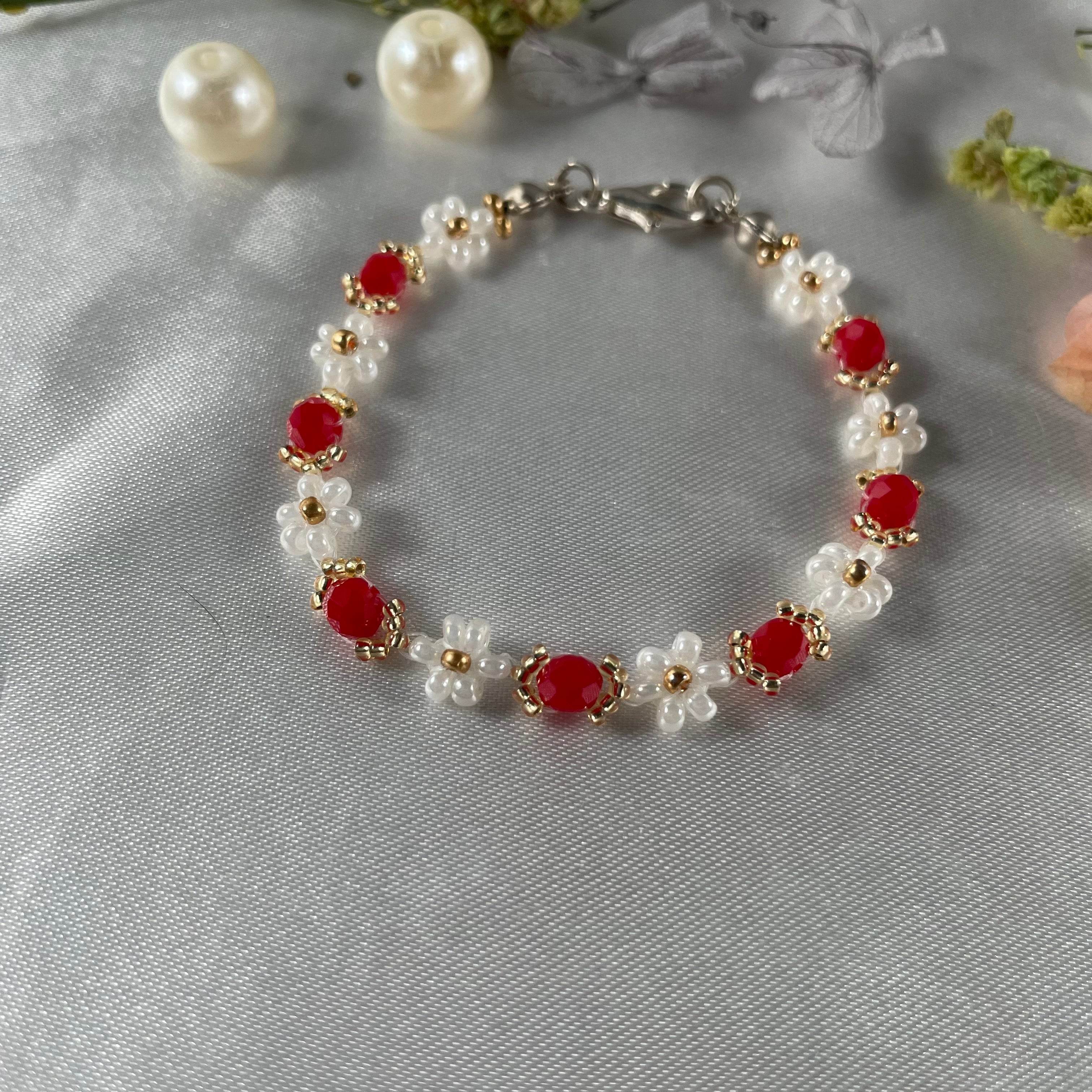Daisy Flowers bracelet Rondella Crystal | opaque Red crystal with Off-white & golden seed beads - Fatatun