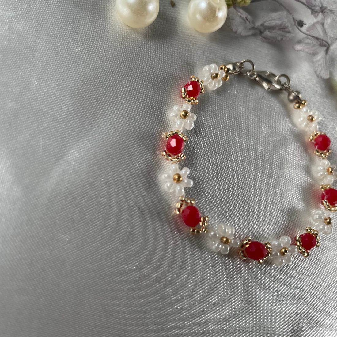 Daisy Flowers bracelet Rondella Crystal | opaque Red crystal with Off-white & golden seed beads - Fatatun