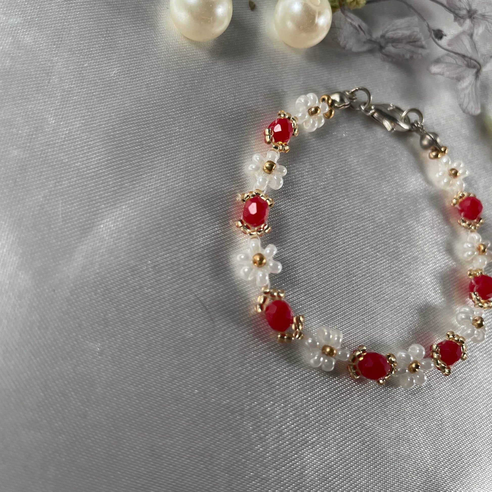 Daisy Flowers bracelet Rondella Crystal | opaque Red crystal with Off-white & golden seed beads - Fatatun