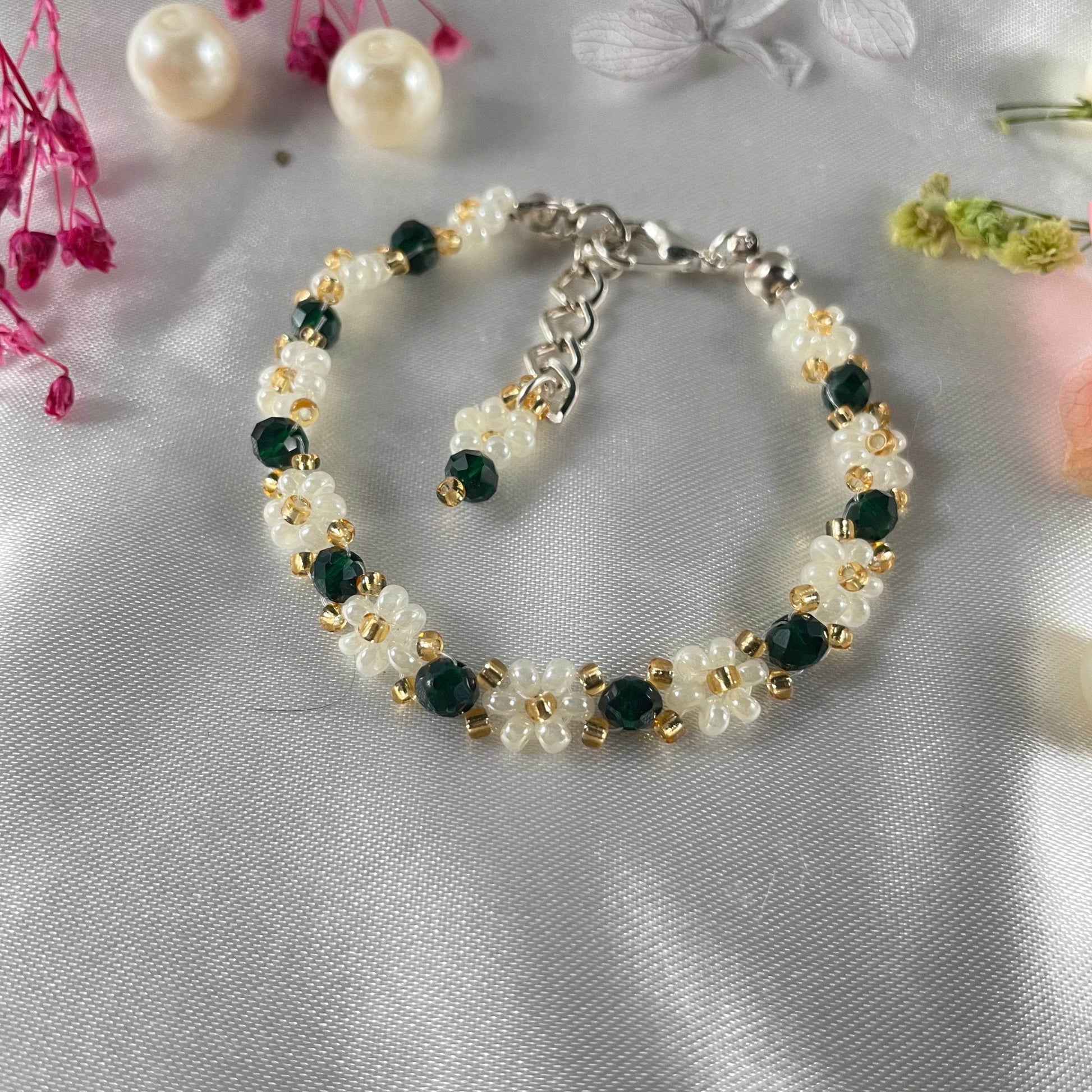 Daisy Flowers bracelet Rondella Crystal | Bottle Green with Off-white & Golden seed beads - Fatatun