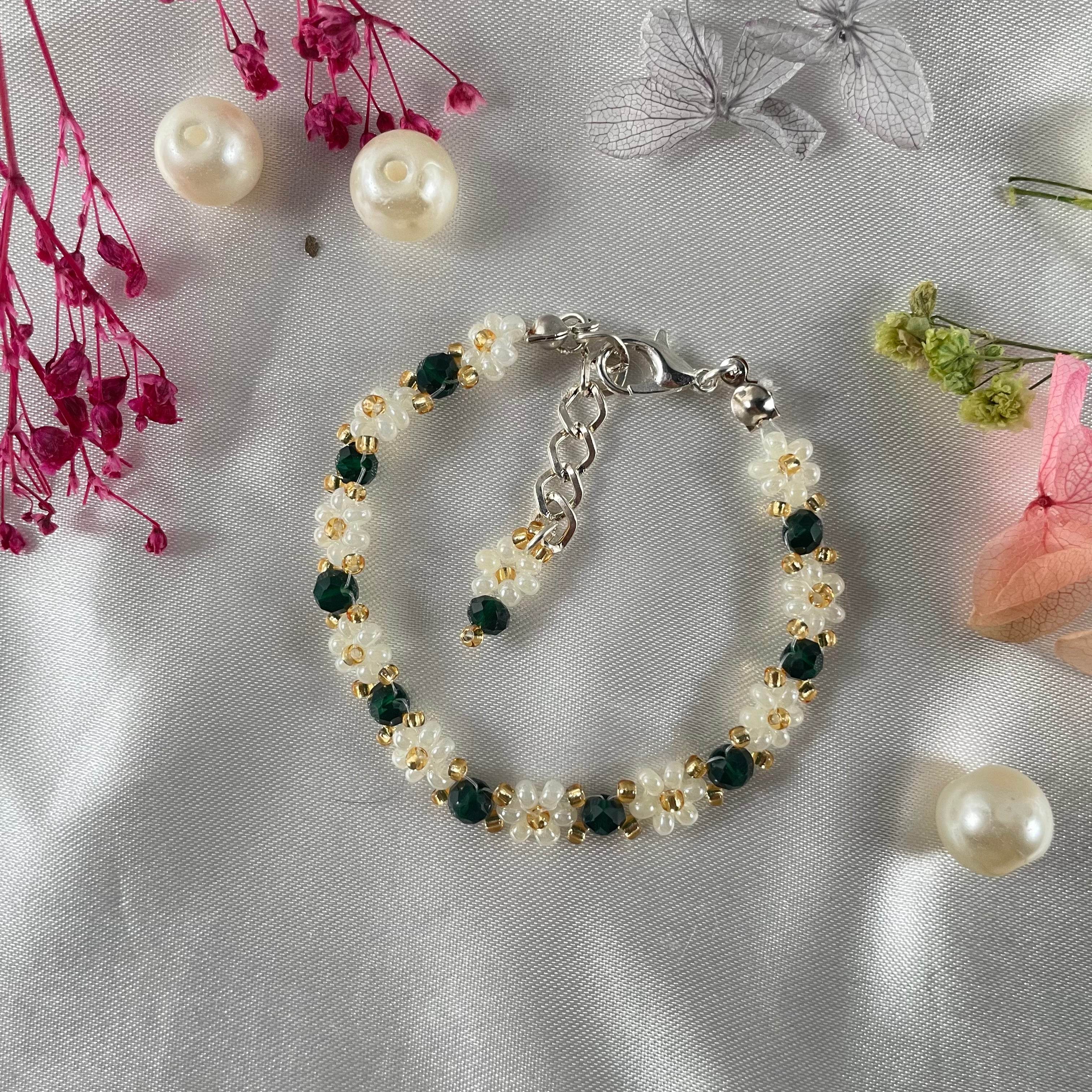 Daisy Flowers bracelet Rondella Crystal | Bottle Green with Off-white & Golden seed beads - Fatatun