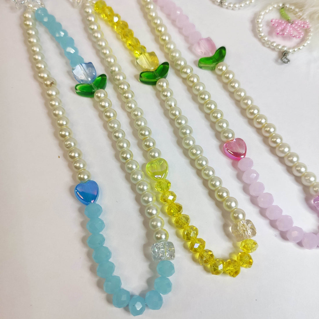 Phone accessories Tulip with pearl and crystal Available in 3 color - Fatatun